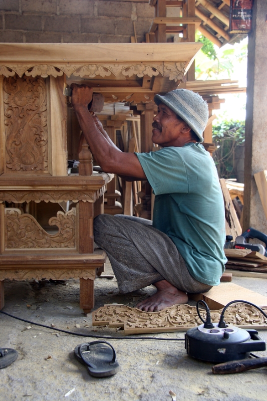 Carpenter, Bali Tirtagangga Indonesia.jpg - Indonesia Bali Tirtagangga. Carpenter